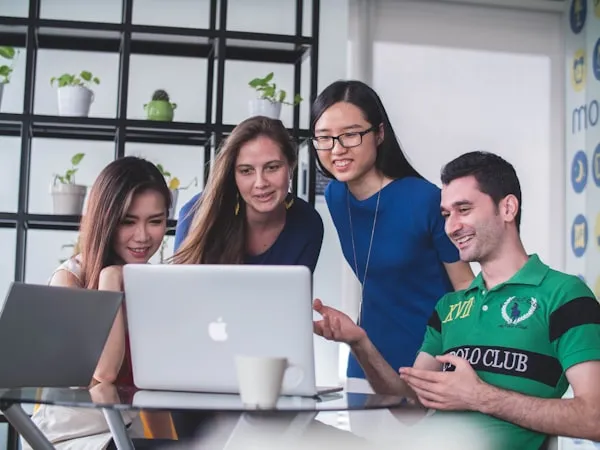 Equipo feliz con programa de fidelización de clientes y empleados